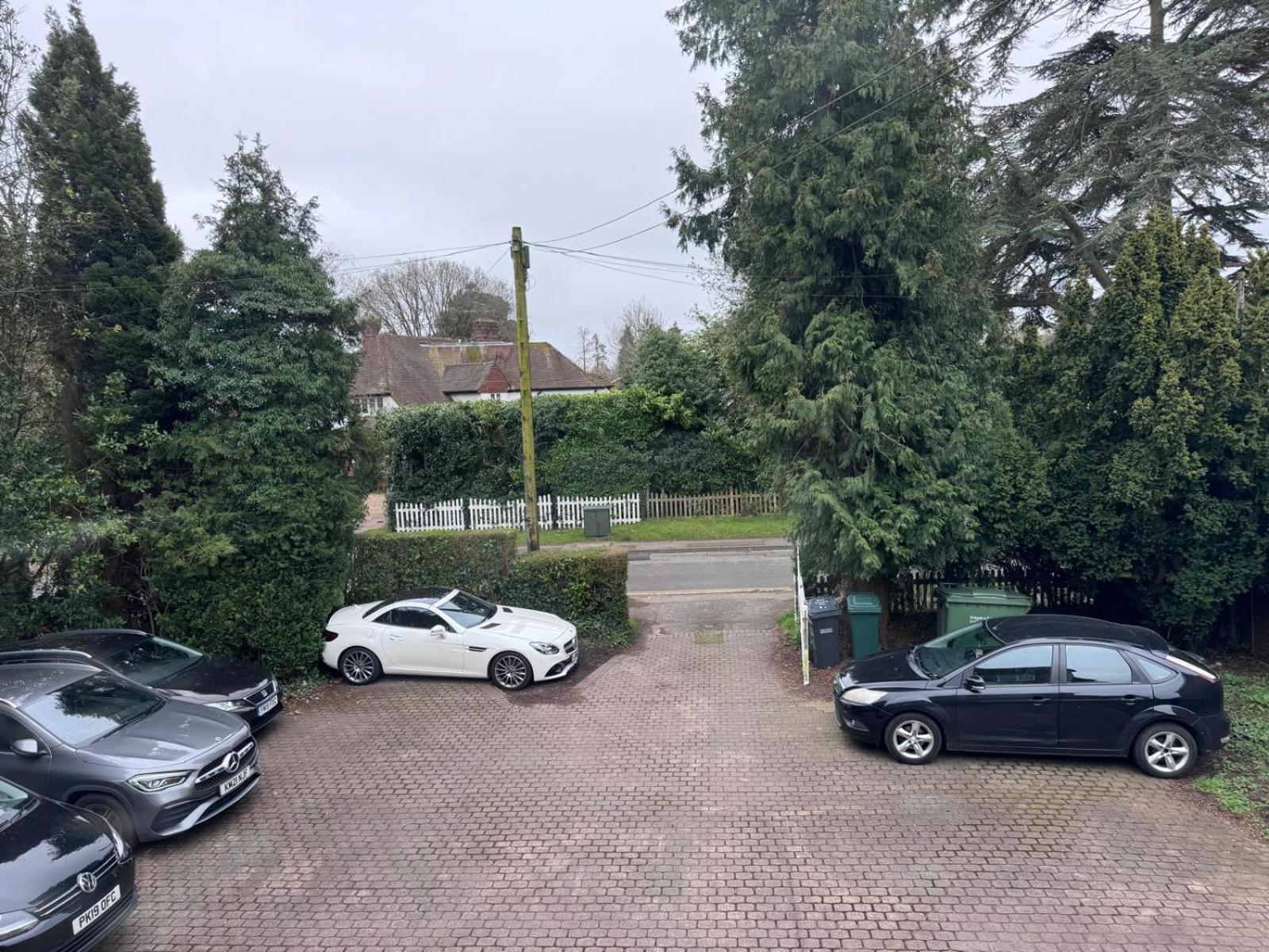 הורלי High Trees Guest House Gatwick מראה חיצוני תמונה