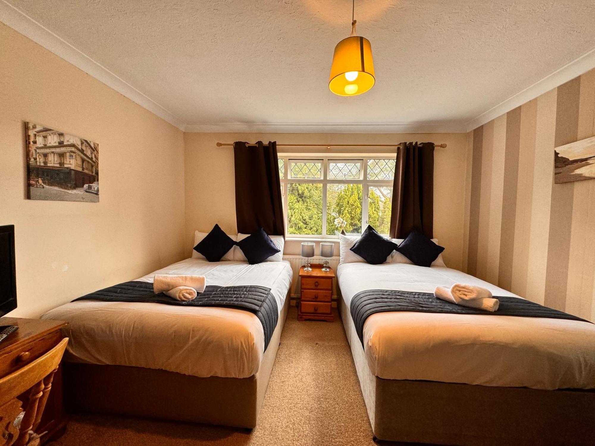 הורלי High Trees Guest House Gatwick מראה חיצוני תמונה