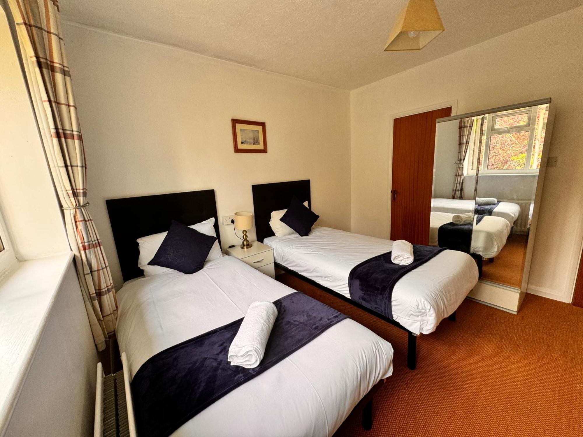 הורלי High Trees Guest House Gatwick מראה חיצוני תמונה