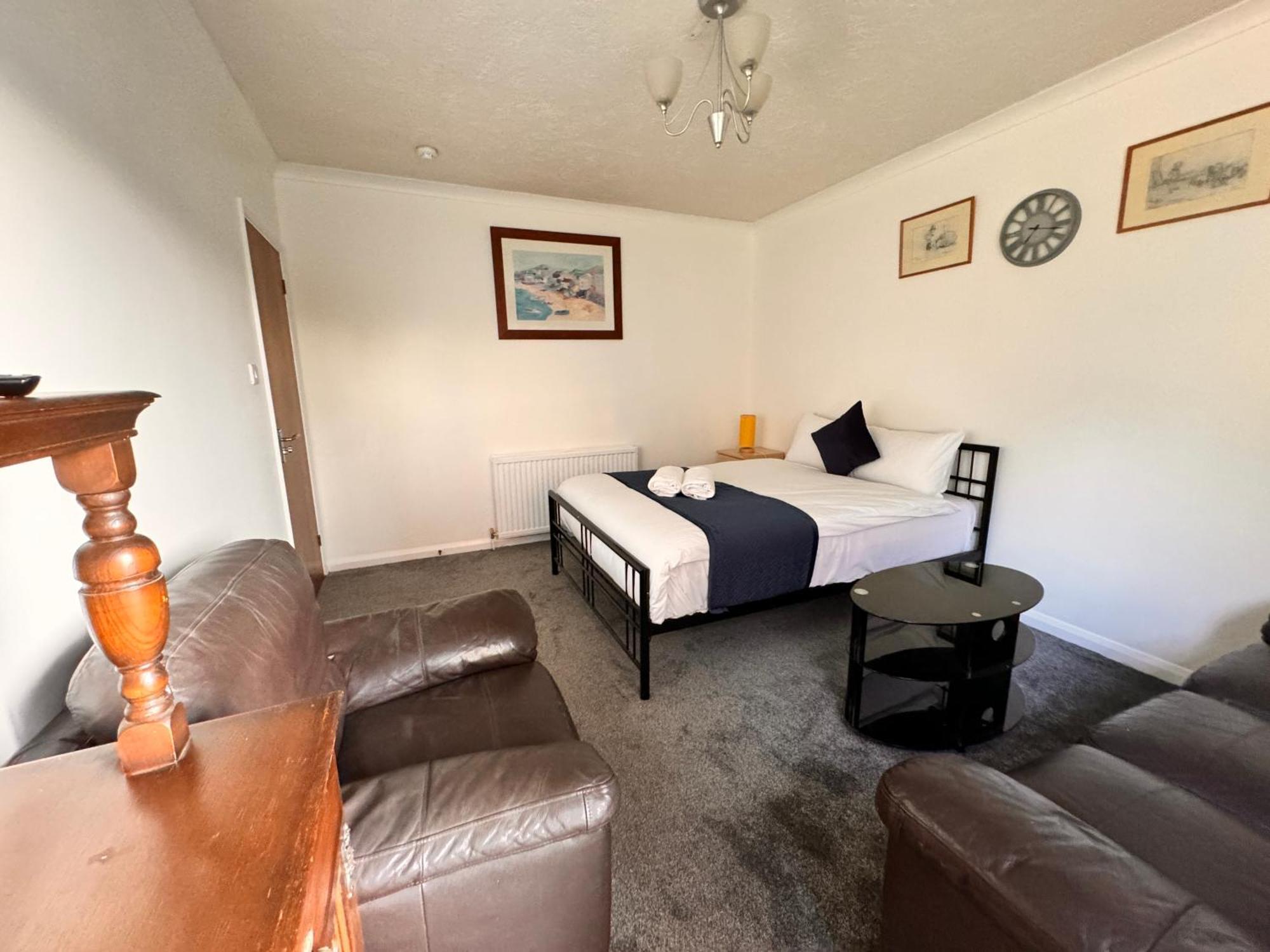 הורלי High Trees Guest House Gatwick מראה חיצוני תמונה