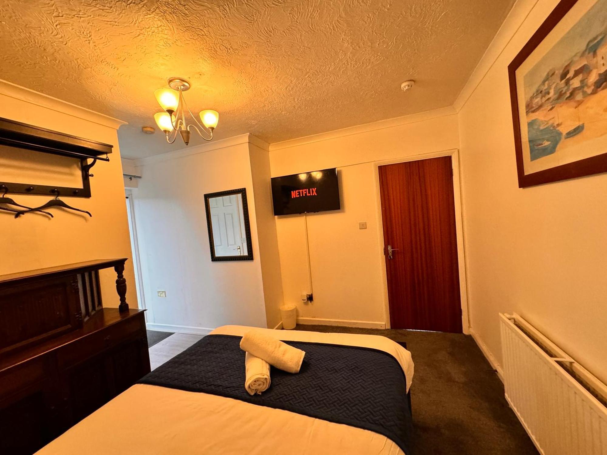 הורלי High Trees Guest House Gatwick מראה חיצוני תמונה